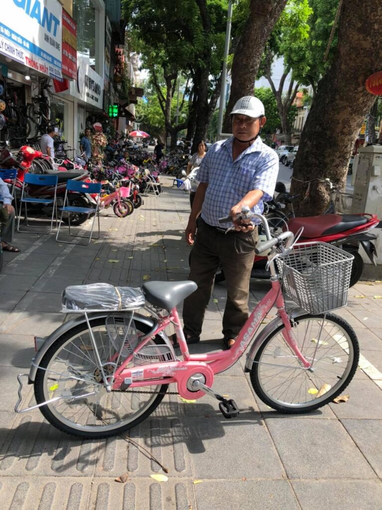 xe đạp màu hồng