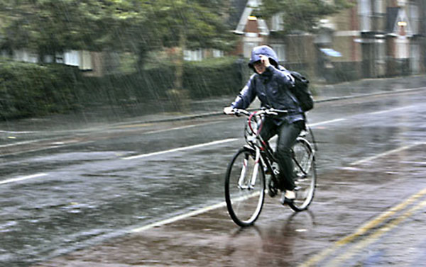 sử dụng xe đạp dưới trời mưa